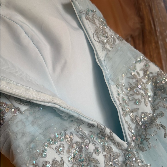 Stunning Morrie Lee Ball Gown – Perfect for Quinceañera, Prom, or Formal Events - Picture 6 of 7